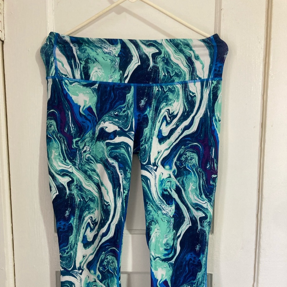 Patagonia Swirl Marble Cropped Leggings. Pocket in front waistband. Great cond.